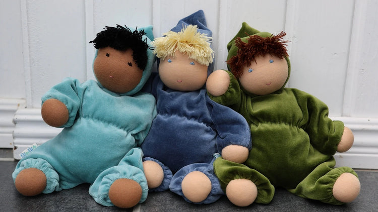 Tre waldorfdockor i velouroverall