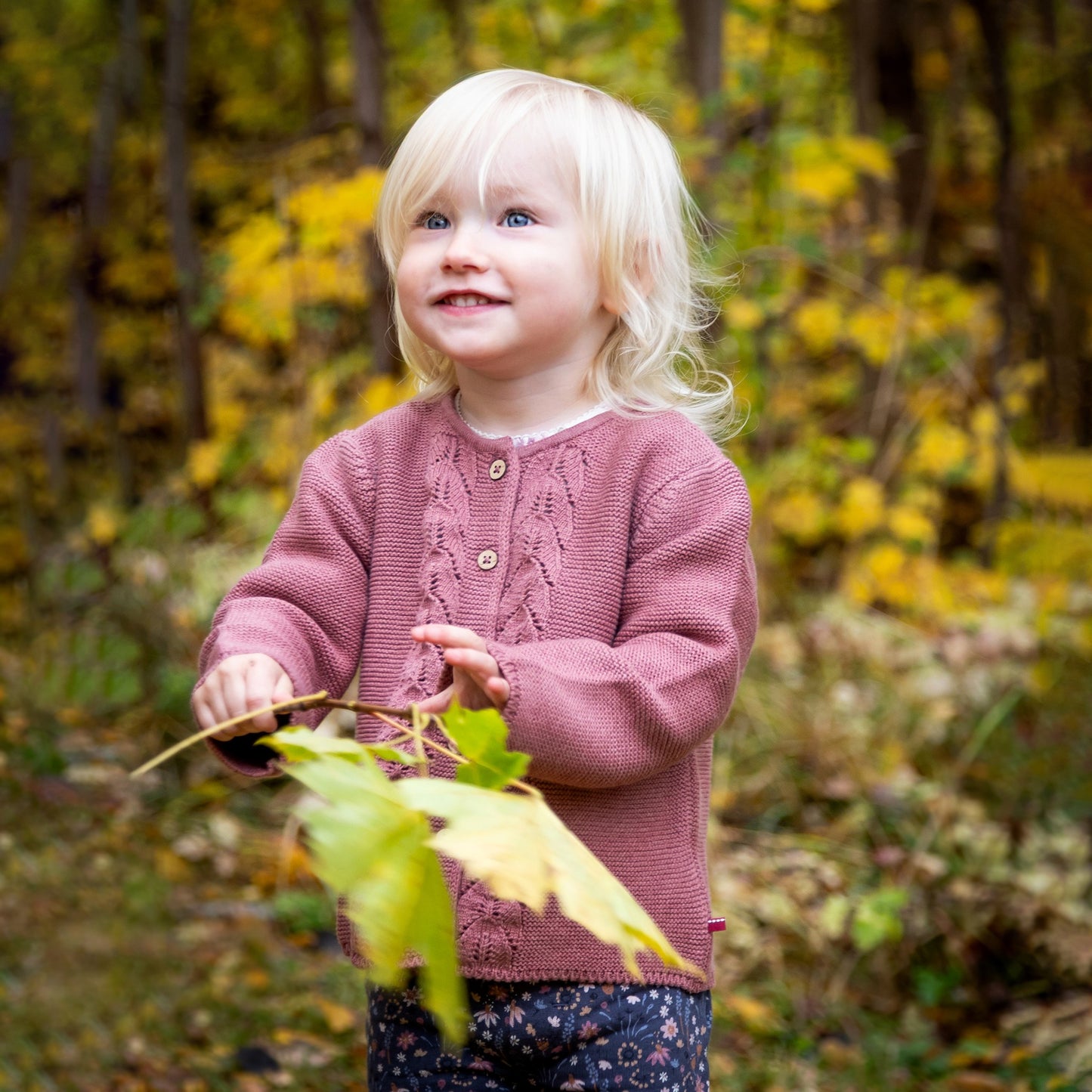 Mönsterstickad kofta bård