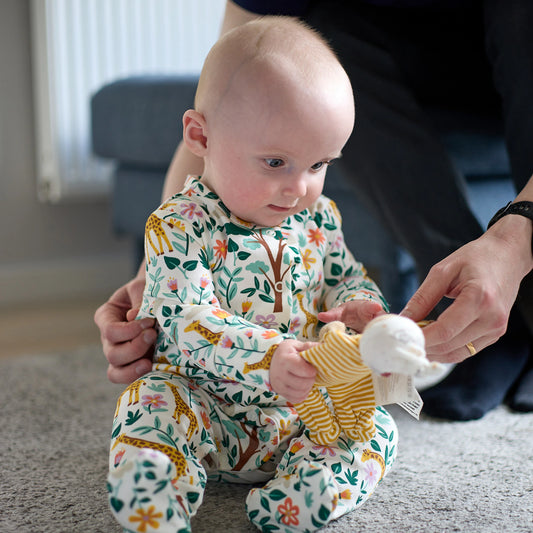 Liten tygdocka gulrandig
