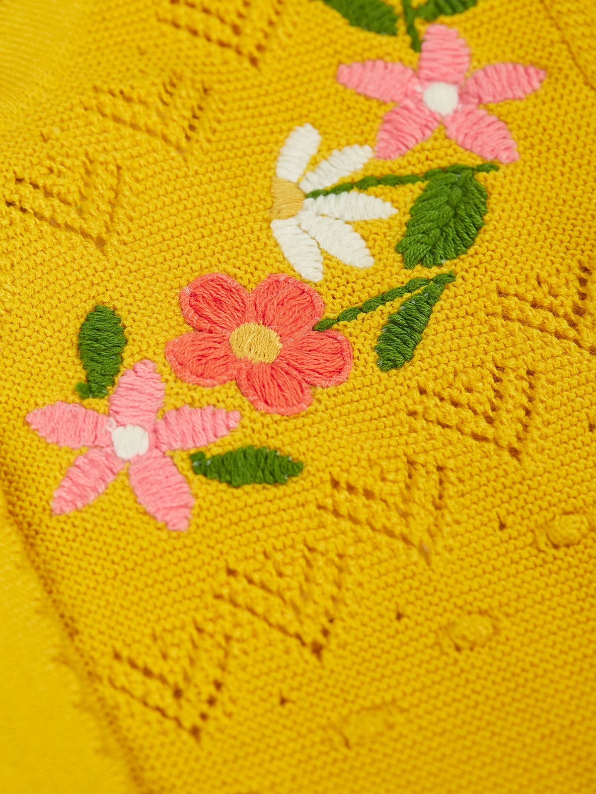 Kofta blommor och hålmönster