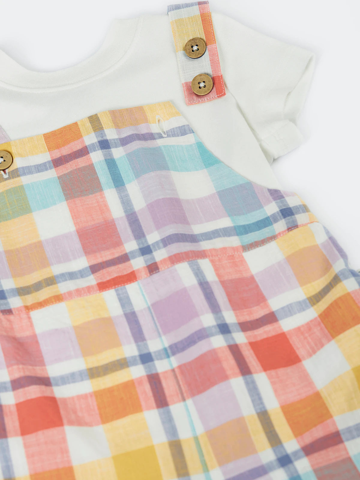 Tvådelat set t-shirt och hängselshorts