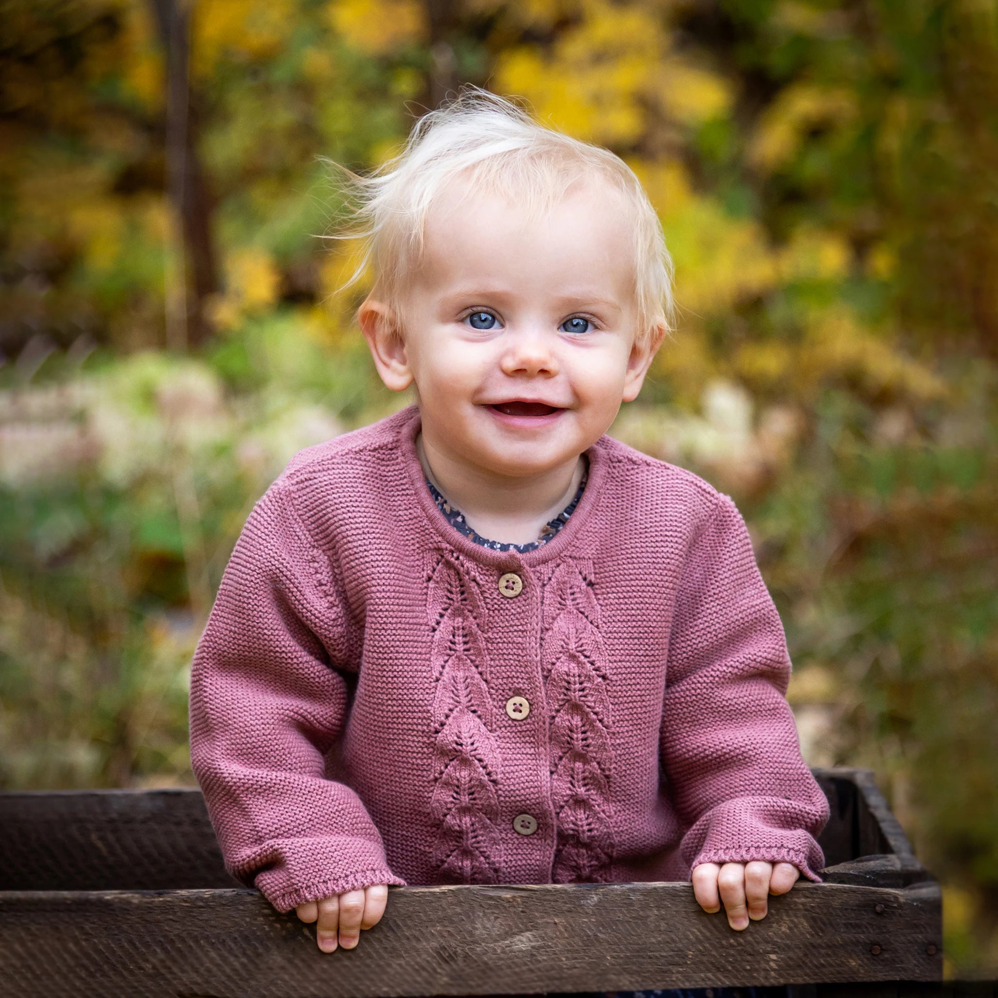 Ekologisk rosa mönsterstickad babykofta från People Wear Organic, GOTS-certifierad
