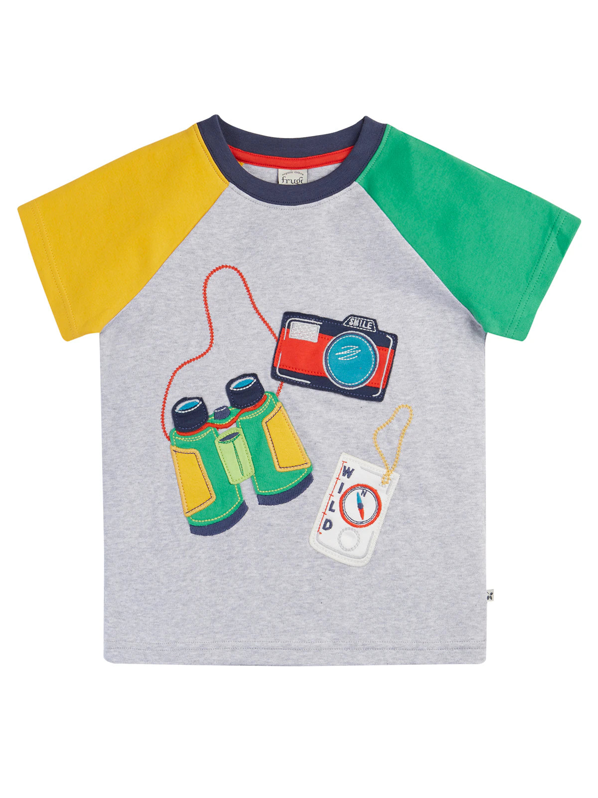 Ekologisk flerfärgad t-shirt från Frugi med applikationer i form av kikare, kamera och kompass