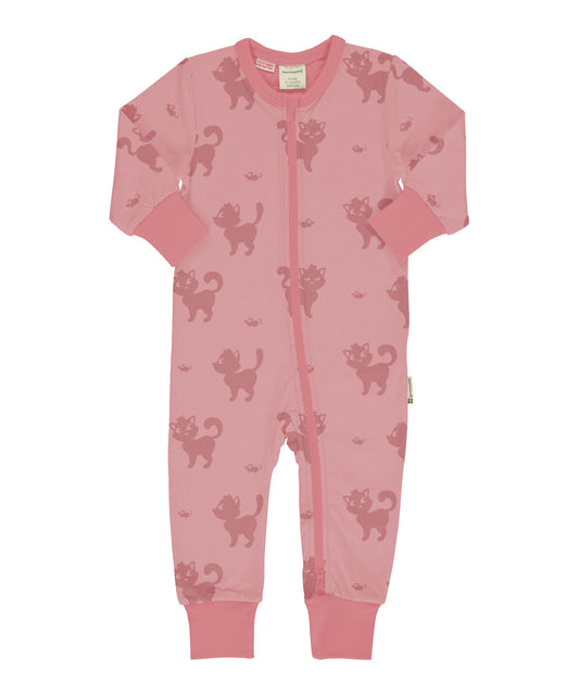 Ekologisk babypyjamas i rosa med katter från Maxomorra